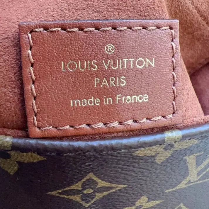 Louis Vuitton   Locky BB premium Leather bag M44654